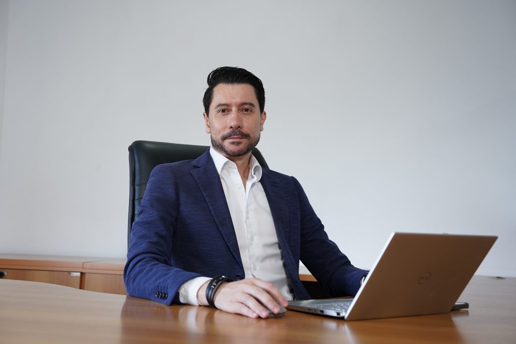 investindo em startups adalberto bem haja na mesa com o notebook